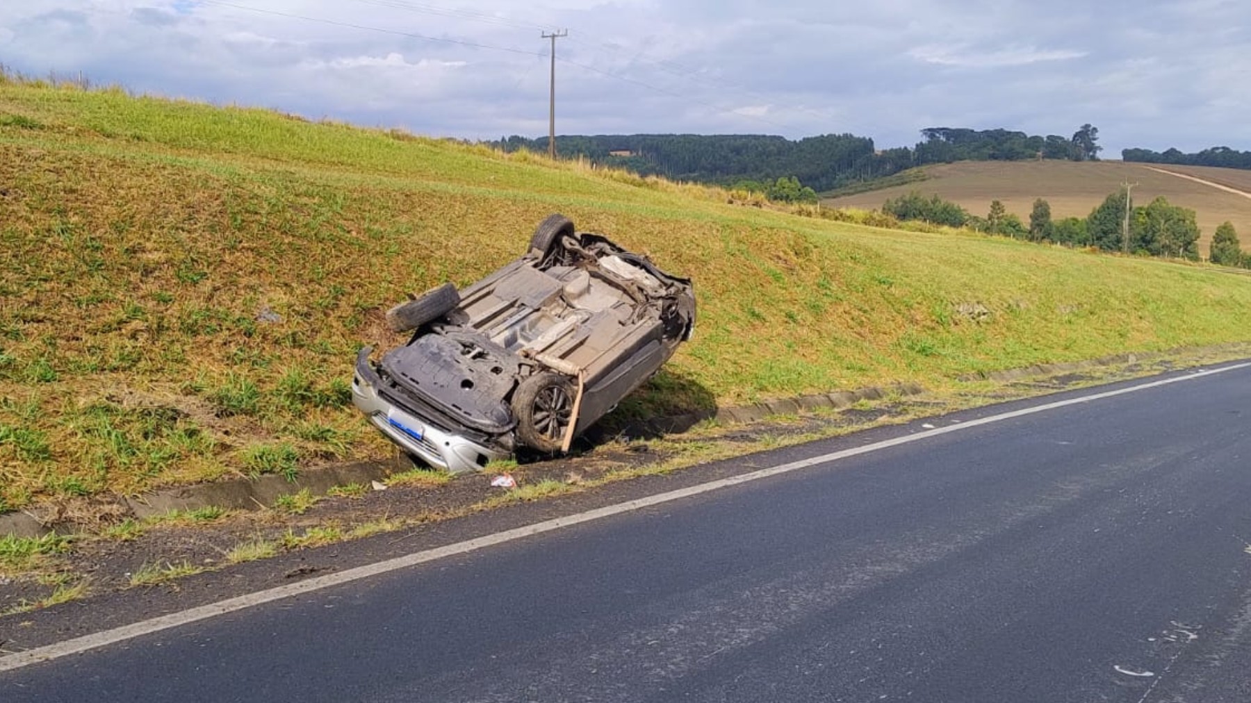 Caminhoneiro para em acostamento para ajudar vítimas de carro capotado e tem carreta atingida por outro veículo, no Paraná