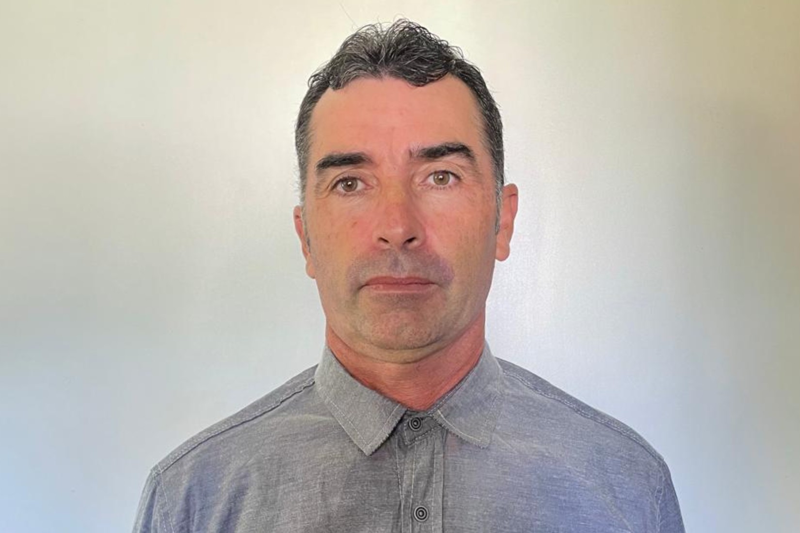 Homem joga gasolina e incendeia vereador dentro de comércio no litoral do Paraná; vítima teve 75% do corpo queimado