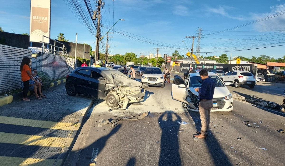 Acidente deixa feridos e interdita Avenida Ephigênio Salles, em Manaus