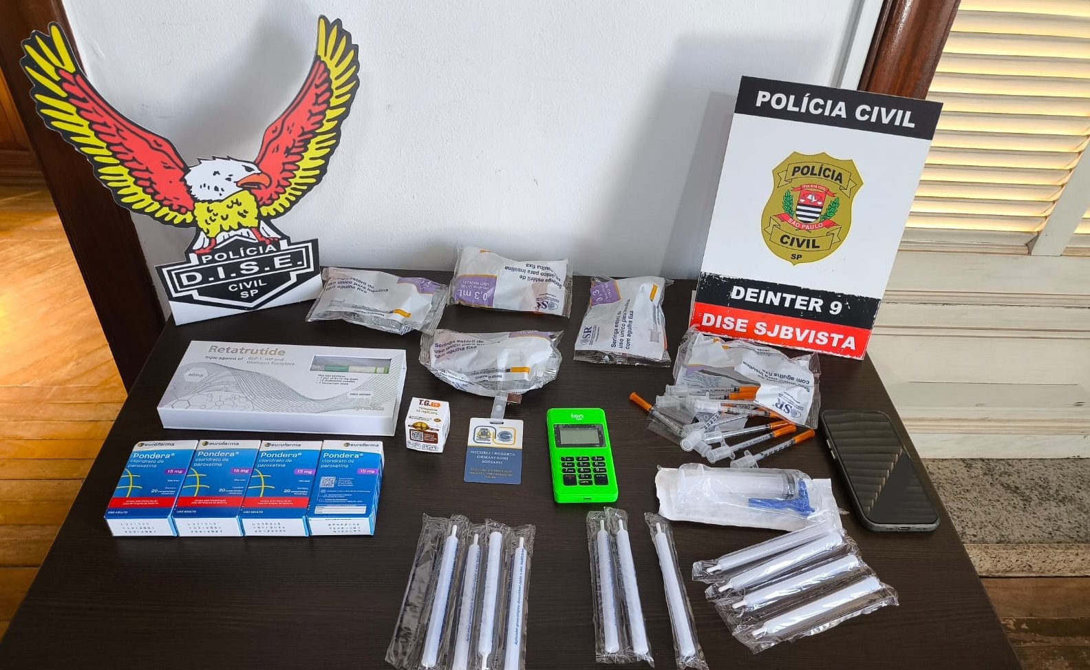 Agente de saúde é presa suspeita de vender medicamentos irregulares no interior de SP