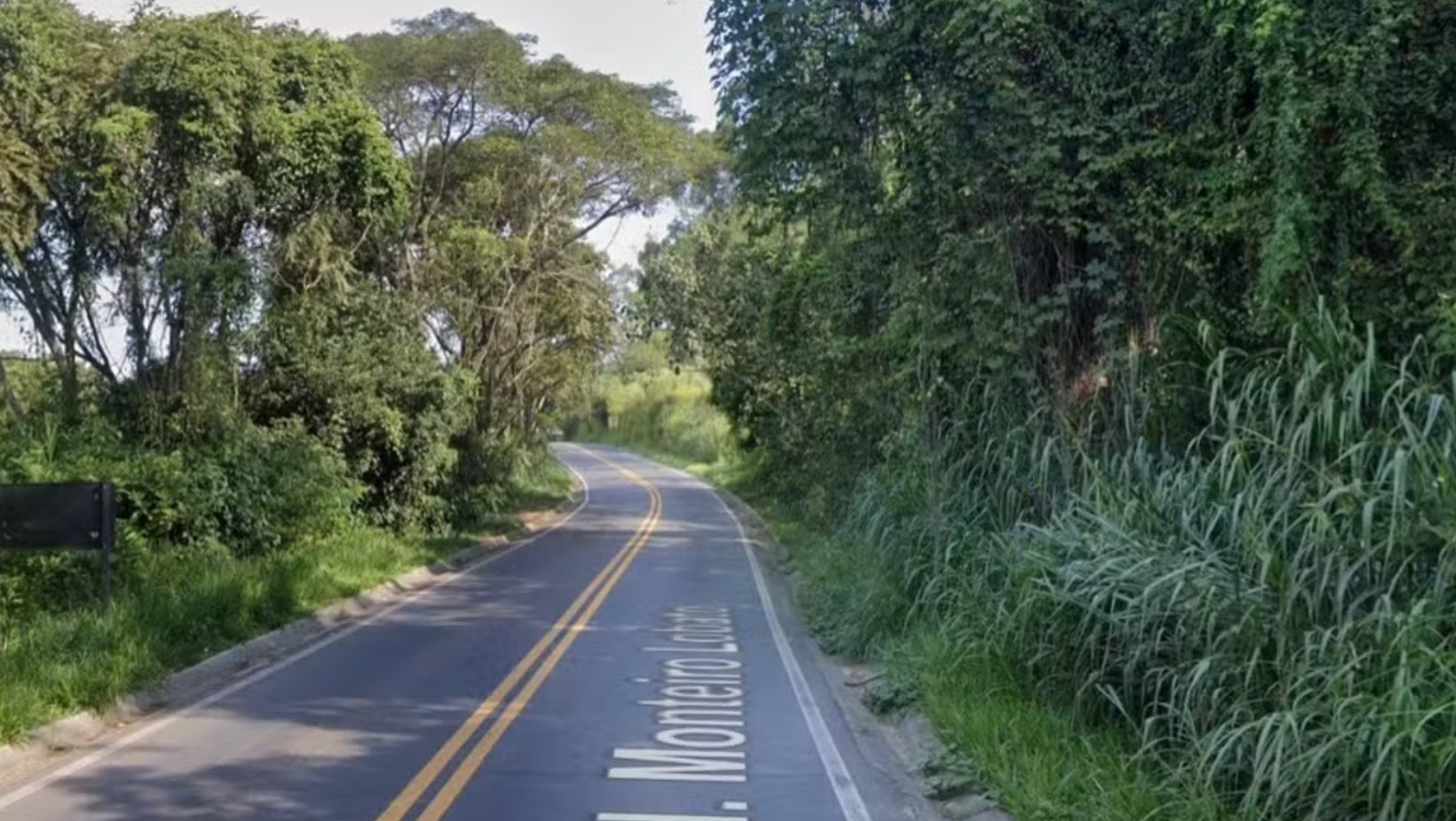 Motociclista morre após colisão com caminhão na Rodovia SP-50, em São José dos Campos