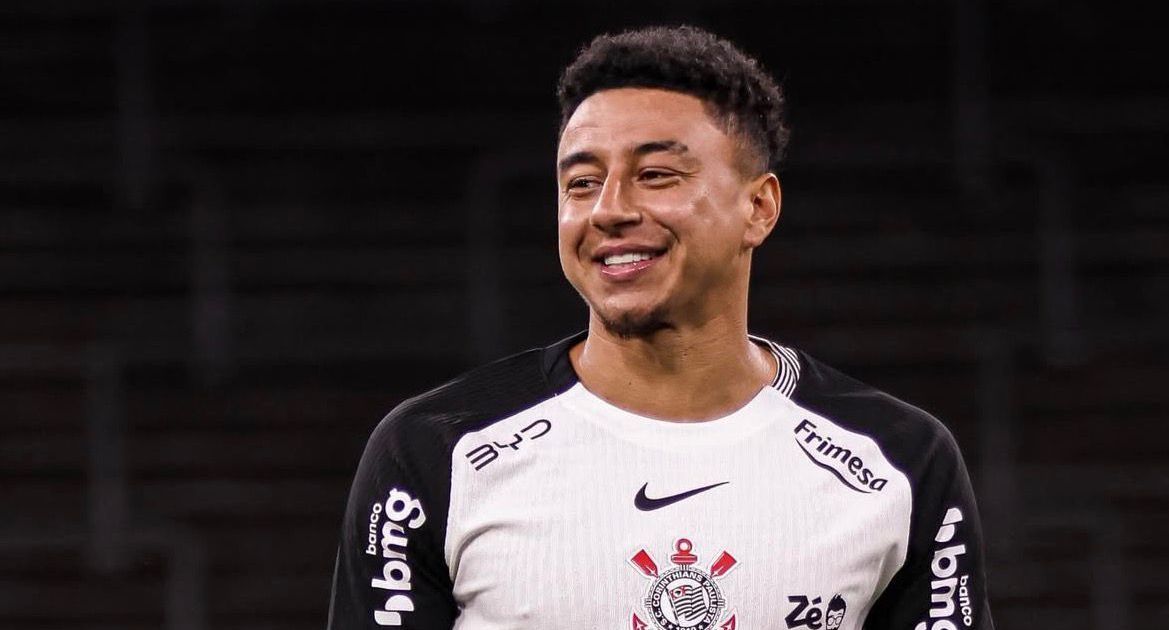 “Nunca vi isso antes”: Lingard exalta experiência em jogar no Corinthians