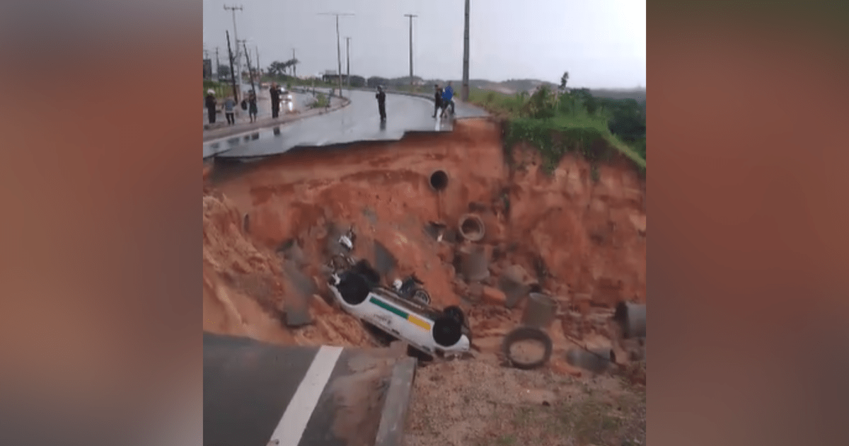 Vídeo: Estrada cede e veículos caem em cratera após fortes chuvas no Ceará