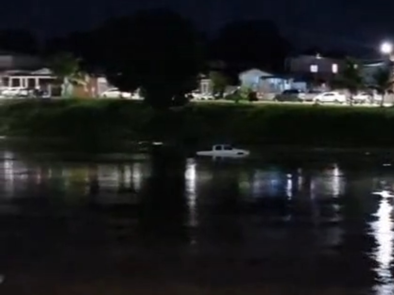 Caminhonete cai no Rio Acre e condutor escapa pela janela em Rio Branco; VÍDEO