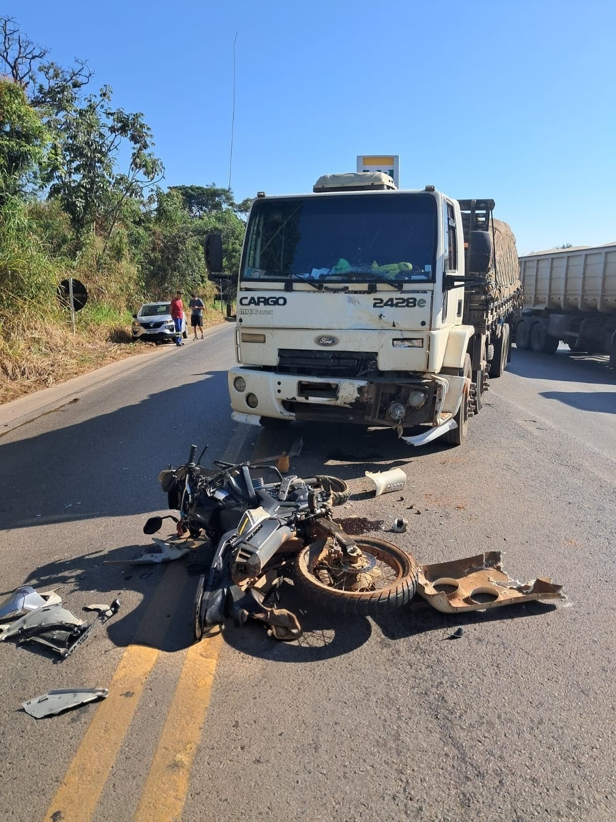 Motociclista bate de frente com caminhão e morre na BR-354