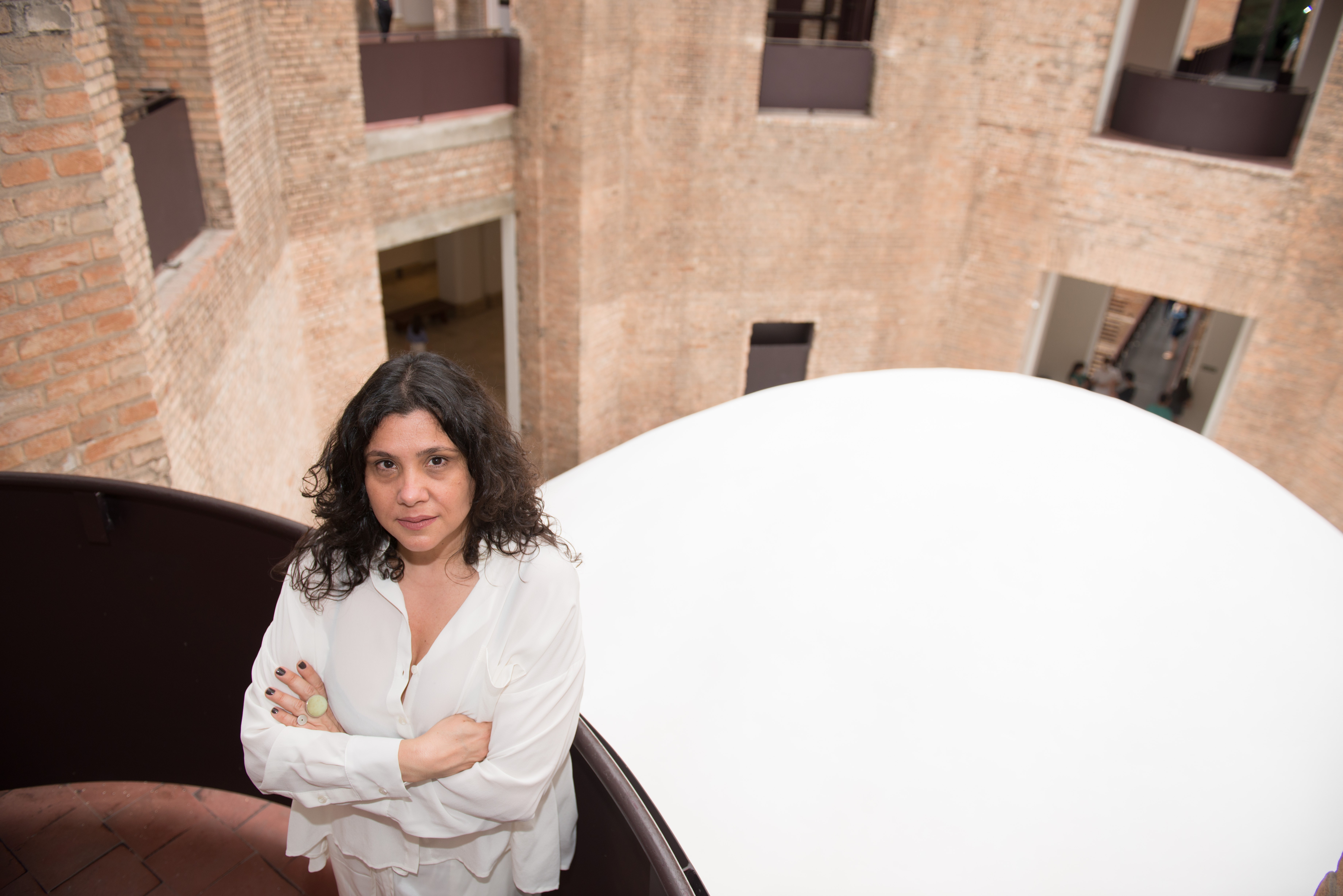 Lais Myrrha: a artista que explora (e tensiona) o modernismo em obras de escala monumental