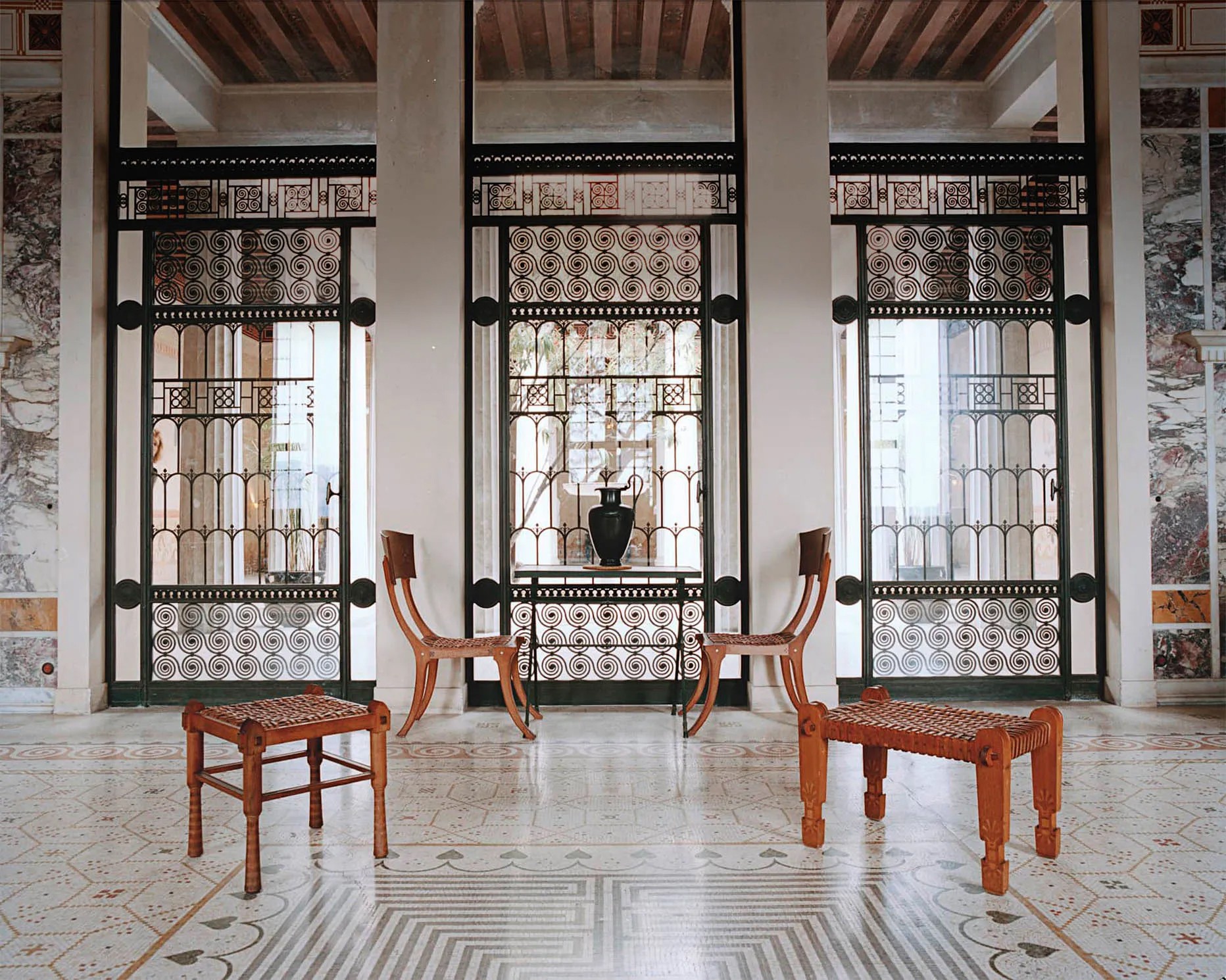 Será a cadeira Klismos o móvel mais antigo ainda em uso?