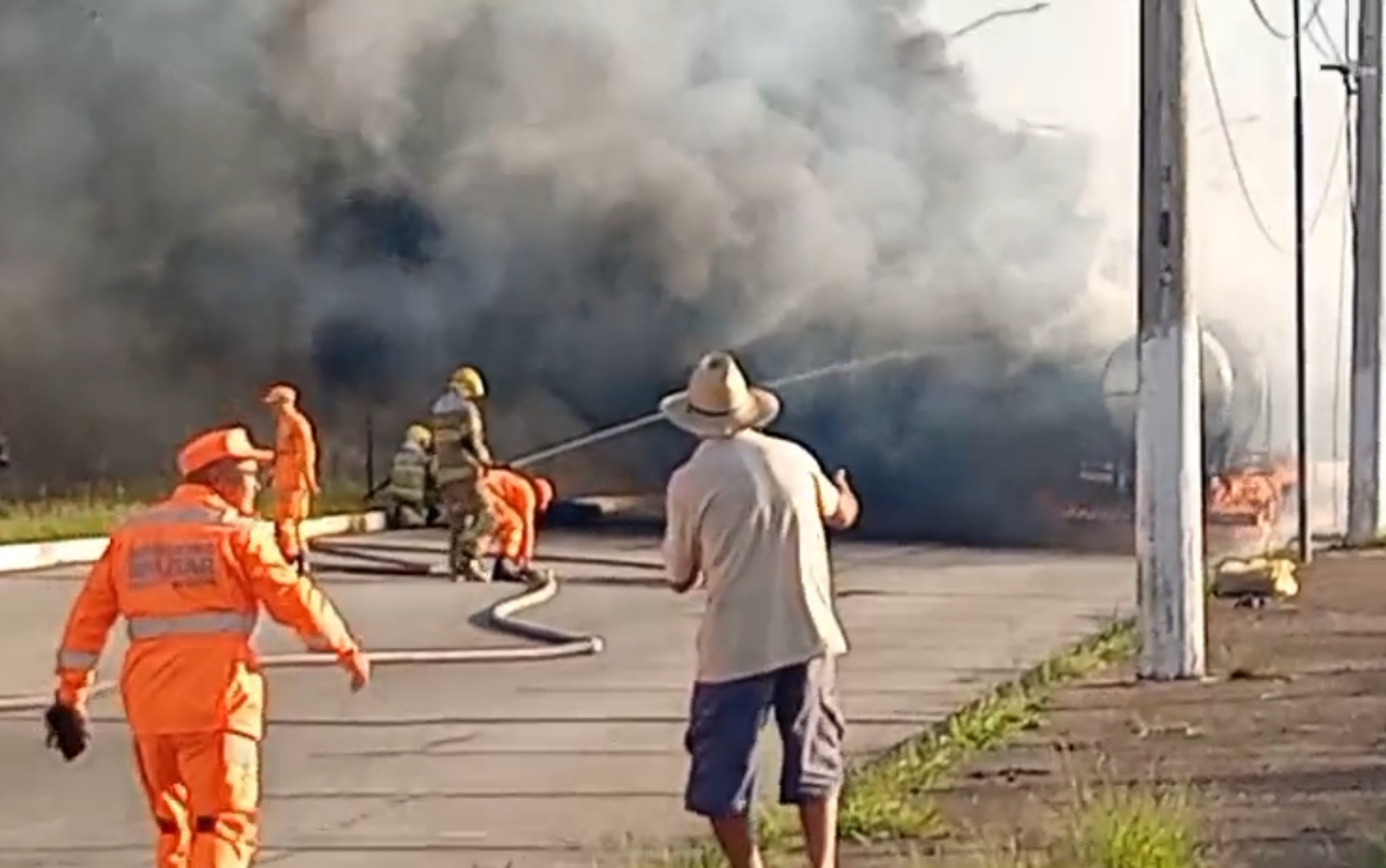 Carreta pega fogo e interdita avenida em Pouso Alegre, MG