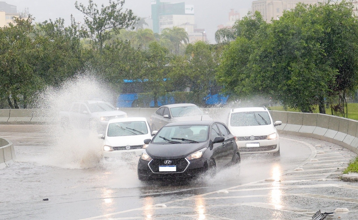 SC entra em alerta para tempestades e ventos acima de 100 km/h, aponta Inmet