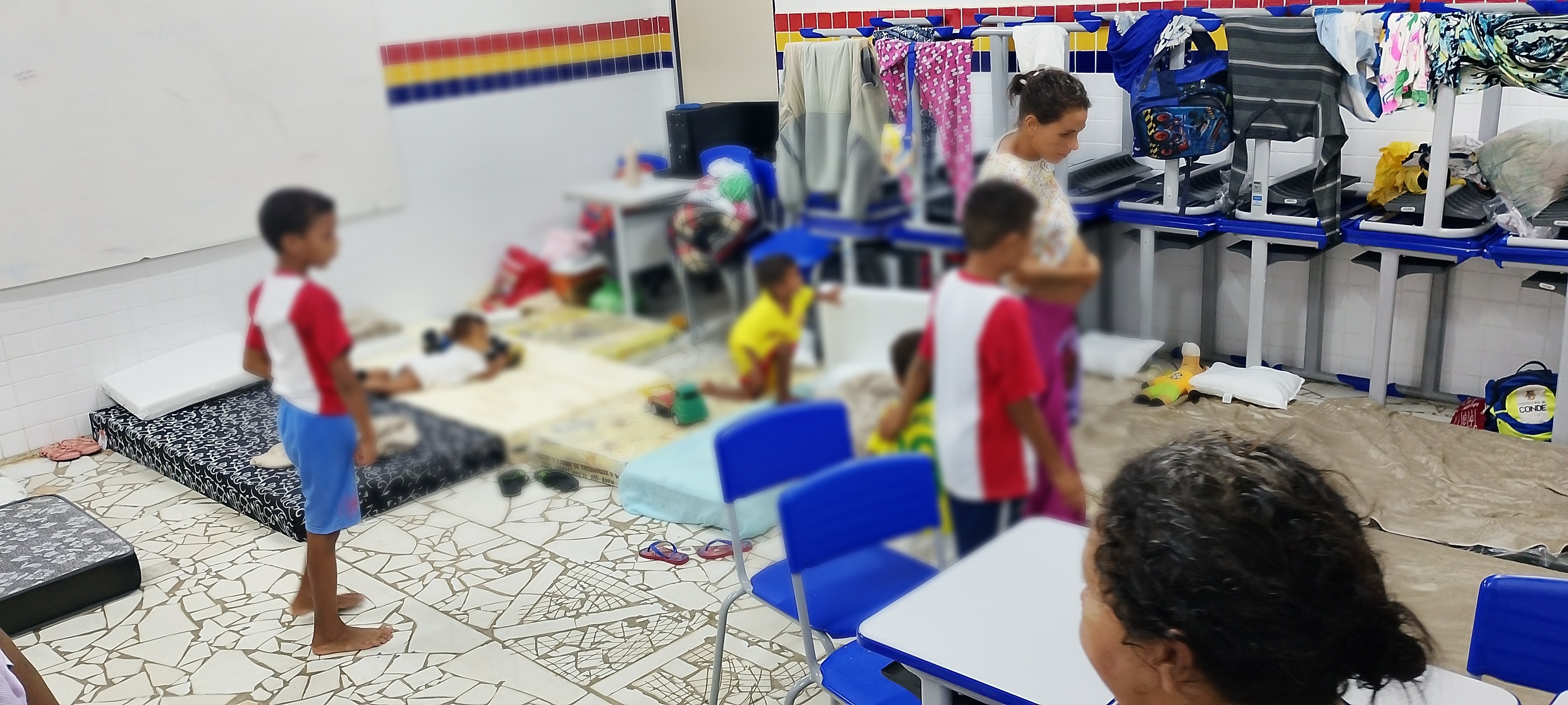 Famílias ficam desabrigadas após chuvas e são levadas para escola em João Pessoa