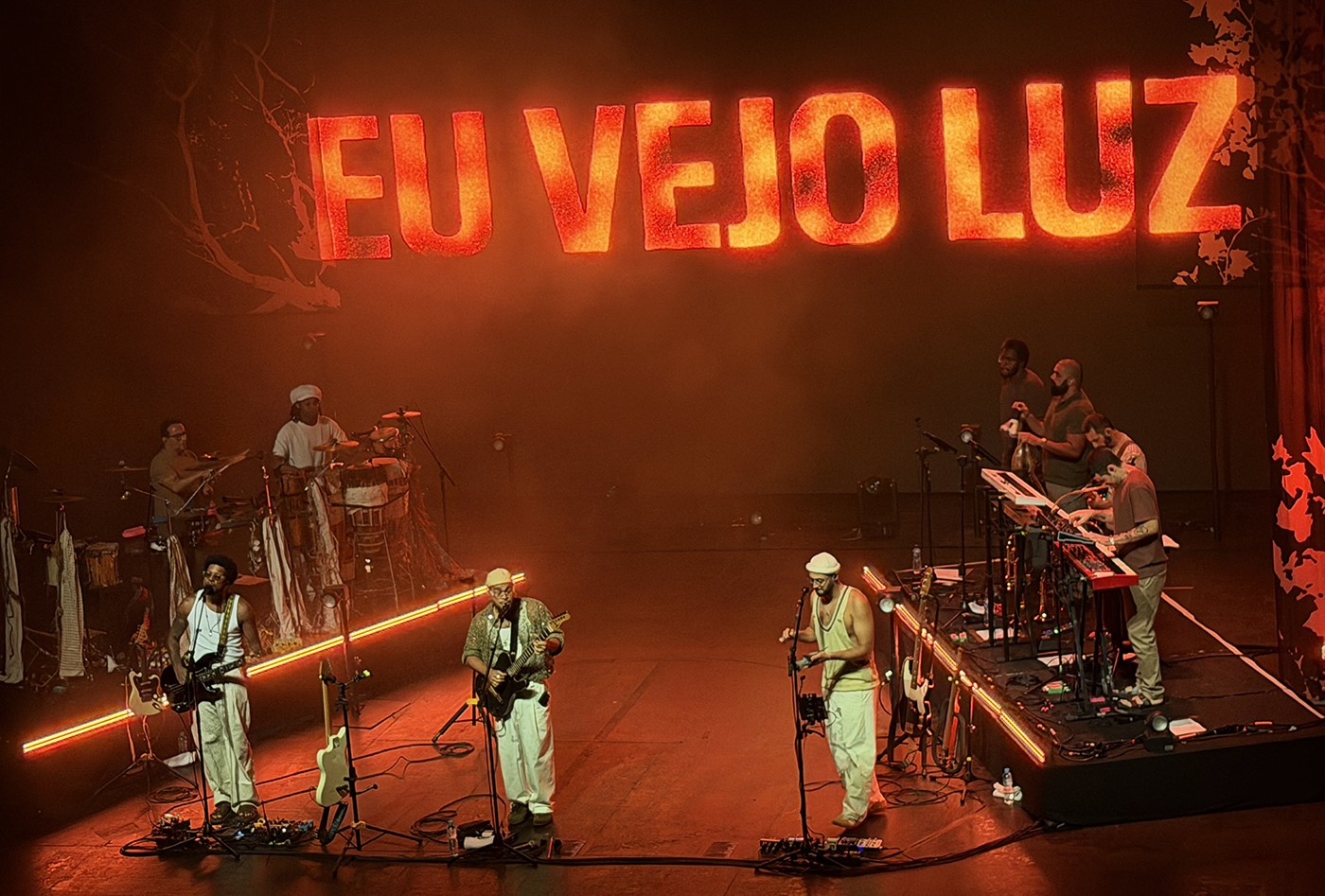 Gilsons reiteram no show 'Eu vejo luz' a evolução exposta no segundo álbum