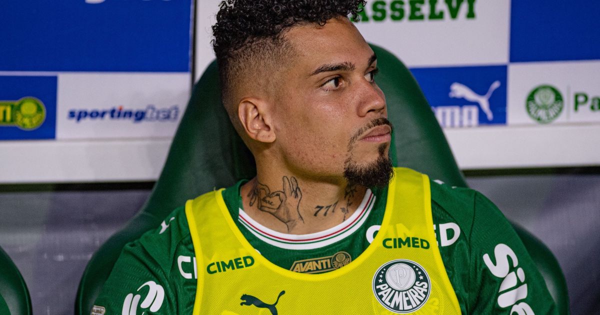 Contra o Santos, Paulinho volta a jogar pelo Palmeiras após 302 dias