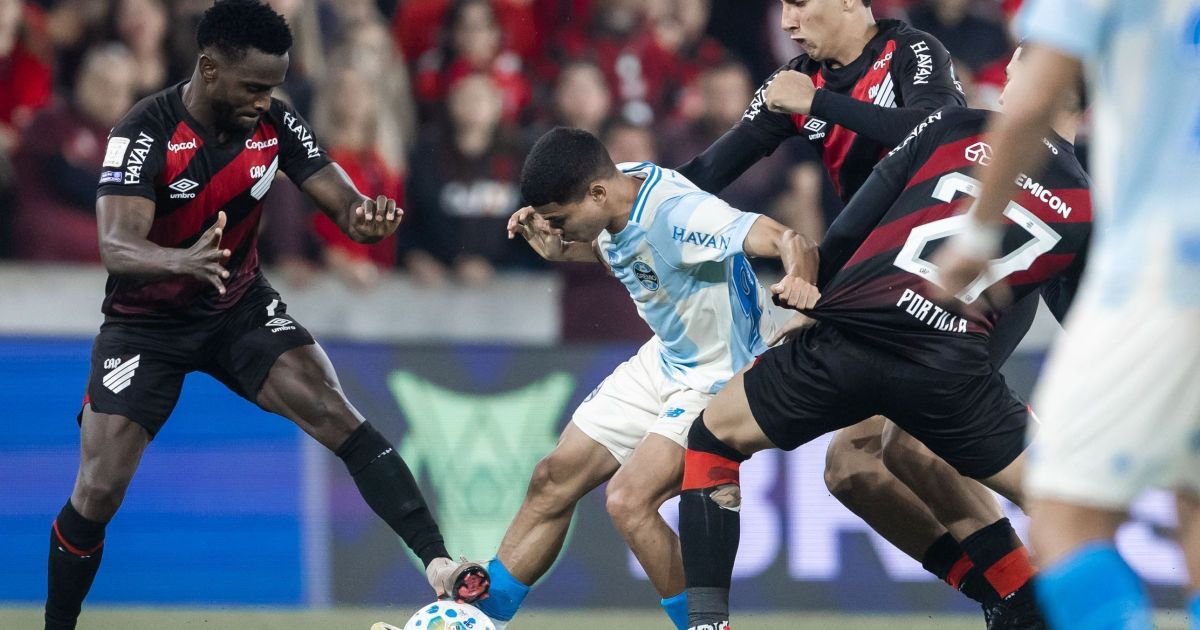 Em duelo com expulsões, Athletico-PR e Grêmio empatam pelo Brasileirão