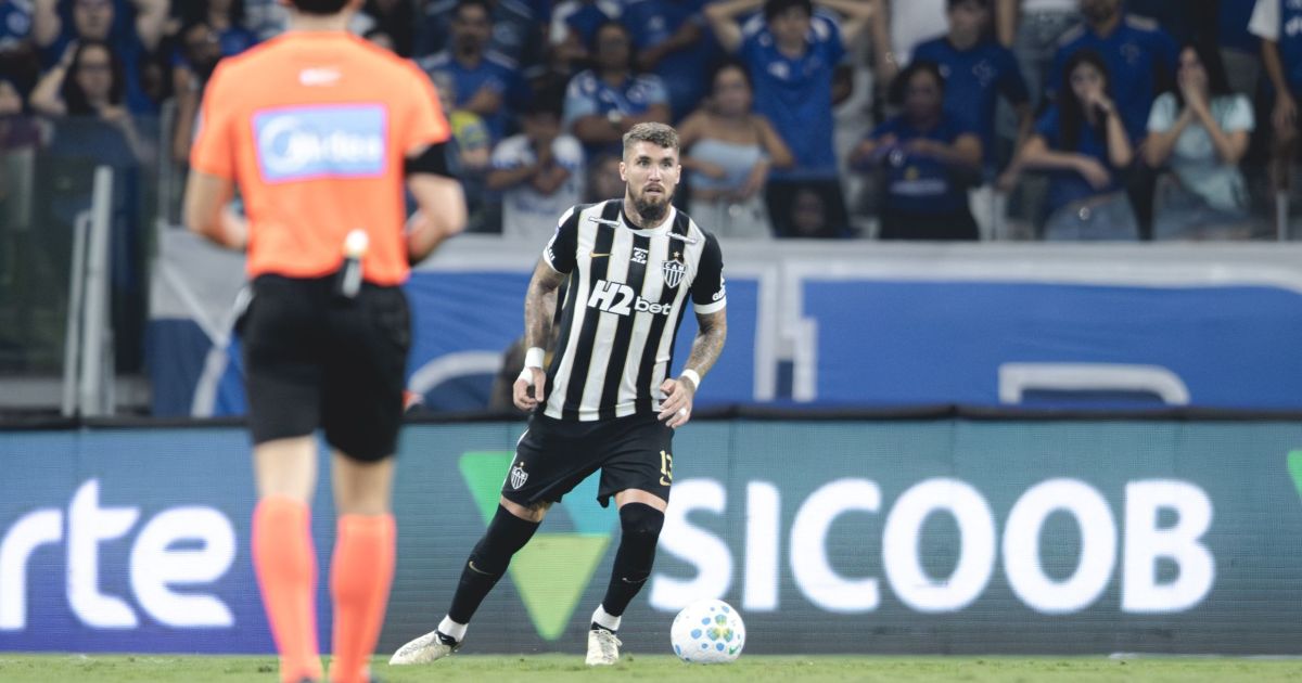 Renan Lodi cobra Lyanco após expulsão em Cruzeiro x Atlético-MG