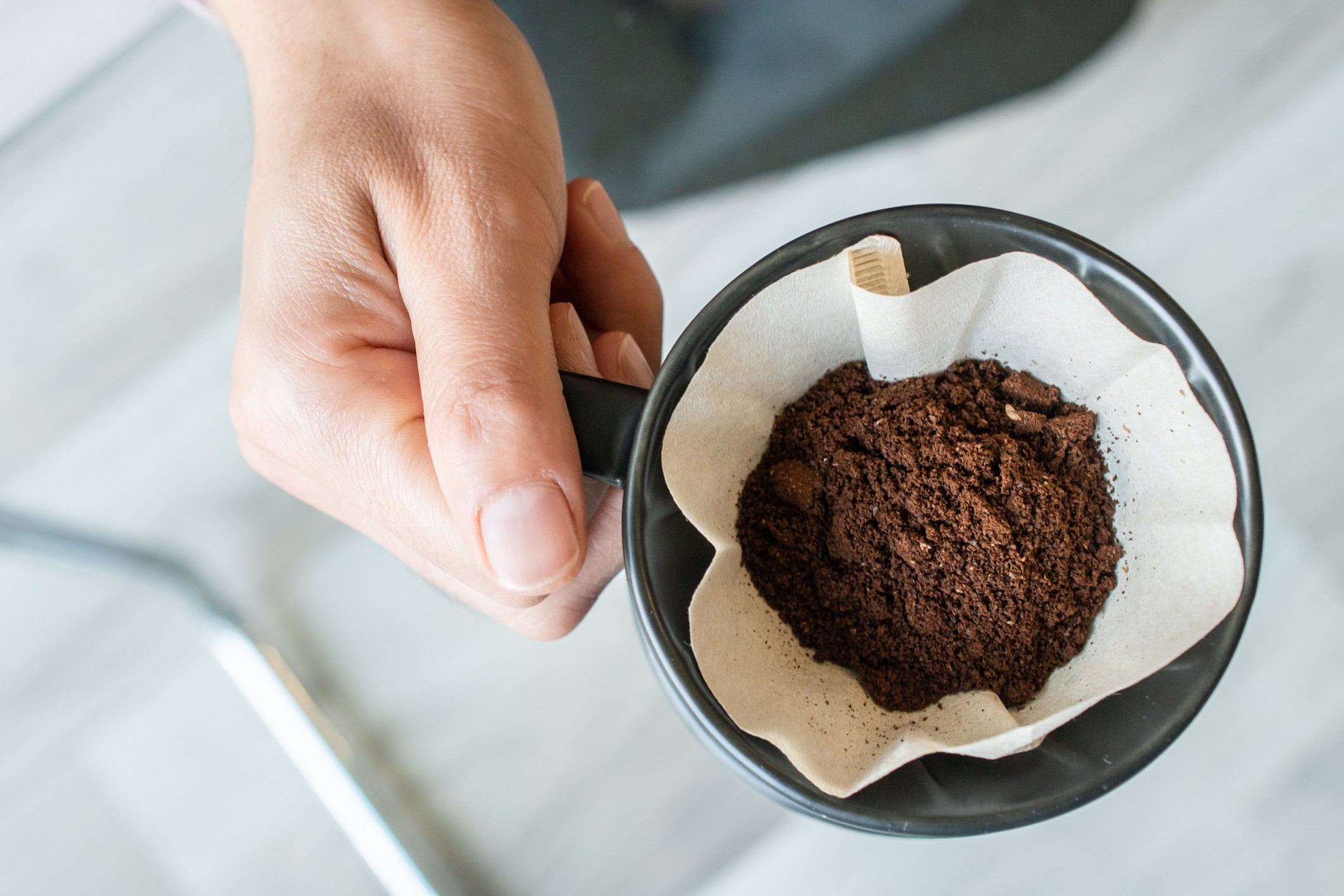 Café usado com bicarbonato: para que serve a mistura e por que testar em casa