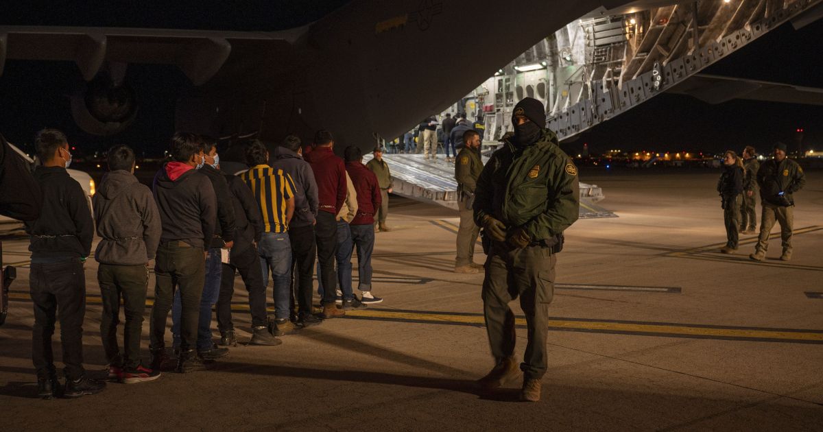 EUA deportam ao menos 15 imigrantes latino-americanos para o Congo; entenda