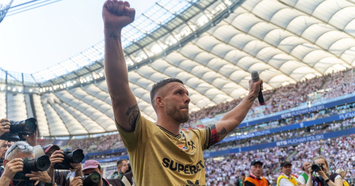 Lembra dele? Podolski é campeão por time que não vencia há 38 anos