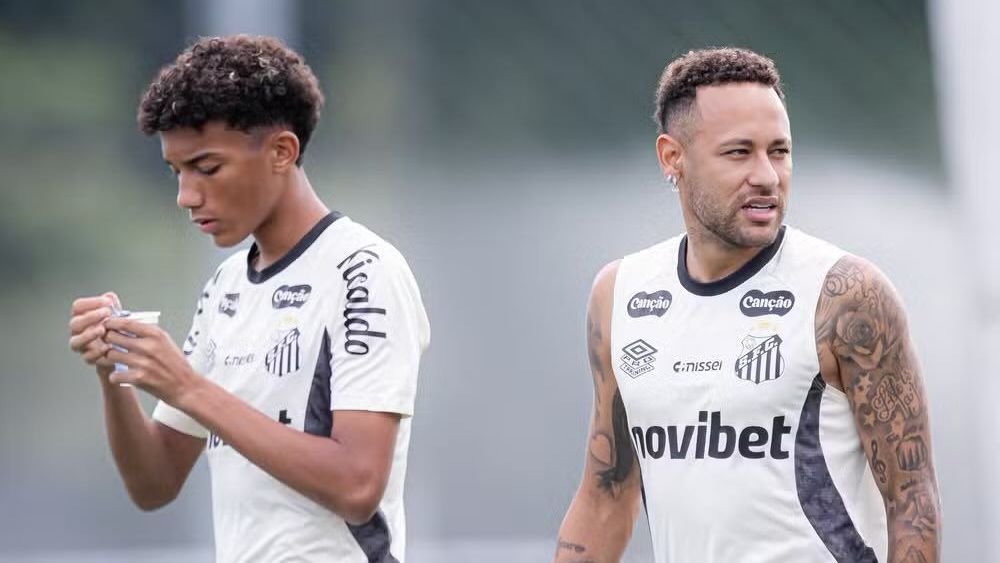 Neymar se irrita após drible e dá tapa em Robinho Jr em treino do Santos