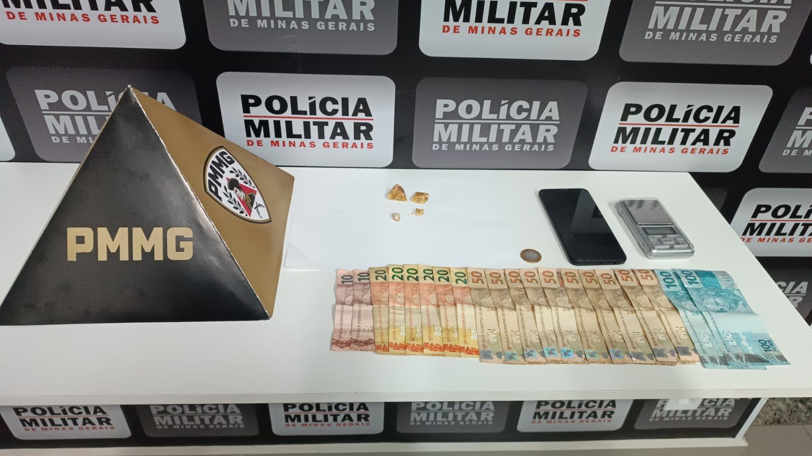 Após passageiro tentar esconder o rosto, PM aborda táxi e apreende crack em Manhumirim