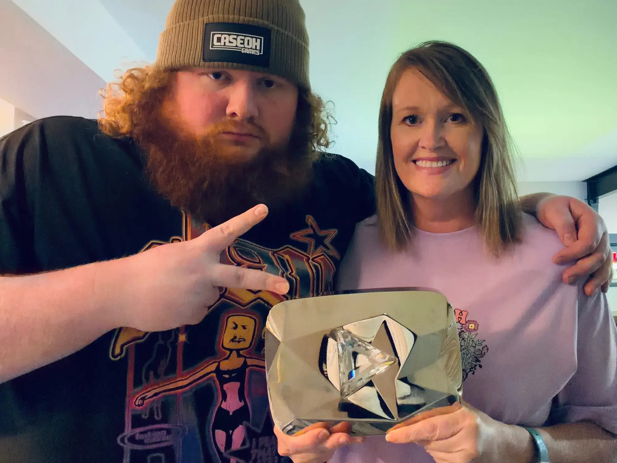 Mãe de 51 anos larga emprego para gerenciar carreira de streamer de games do filho