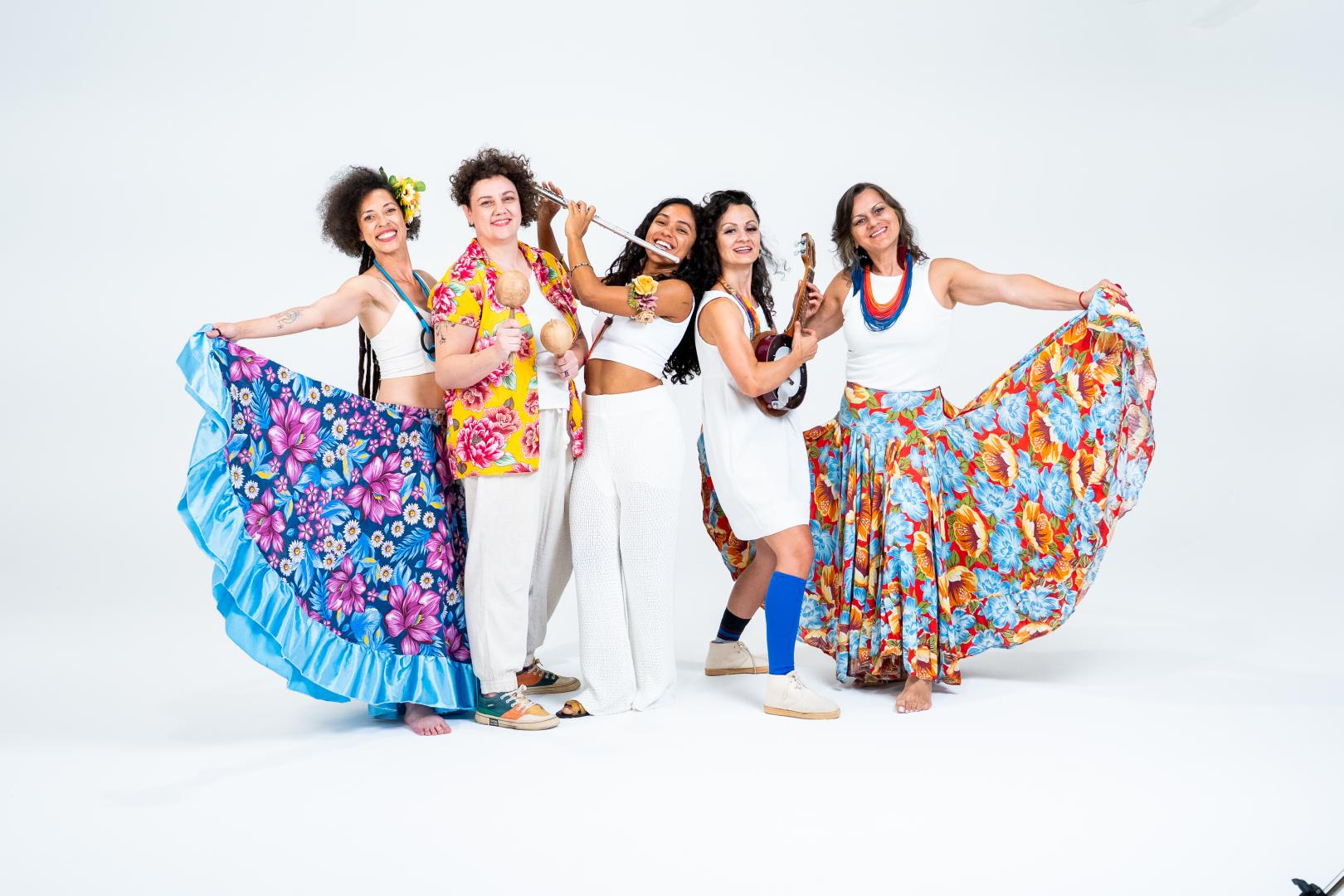 Grupo feminino apresenta carimbó no Teatro Raul Belém Mahcado