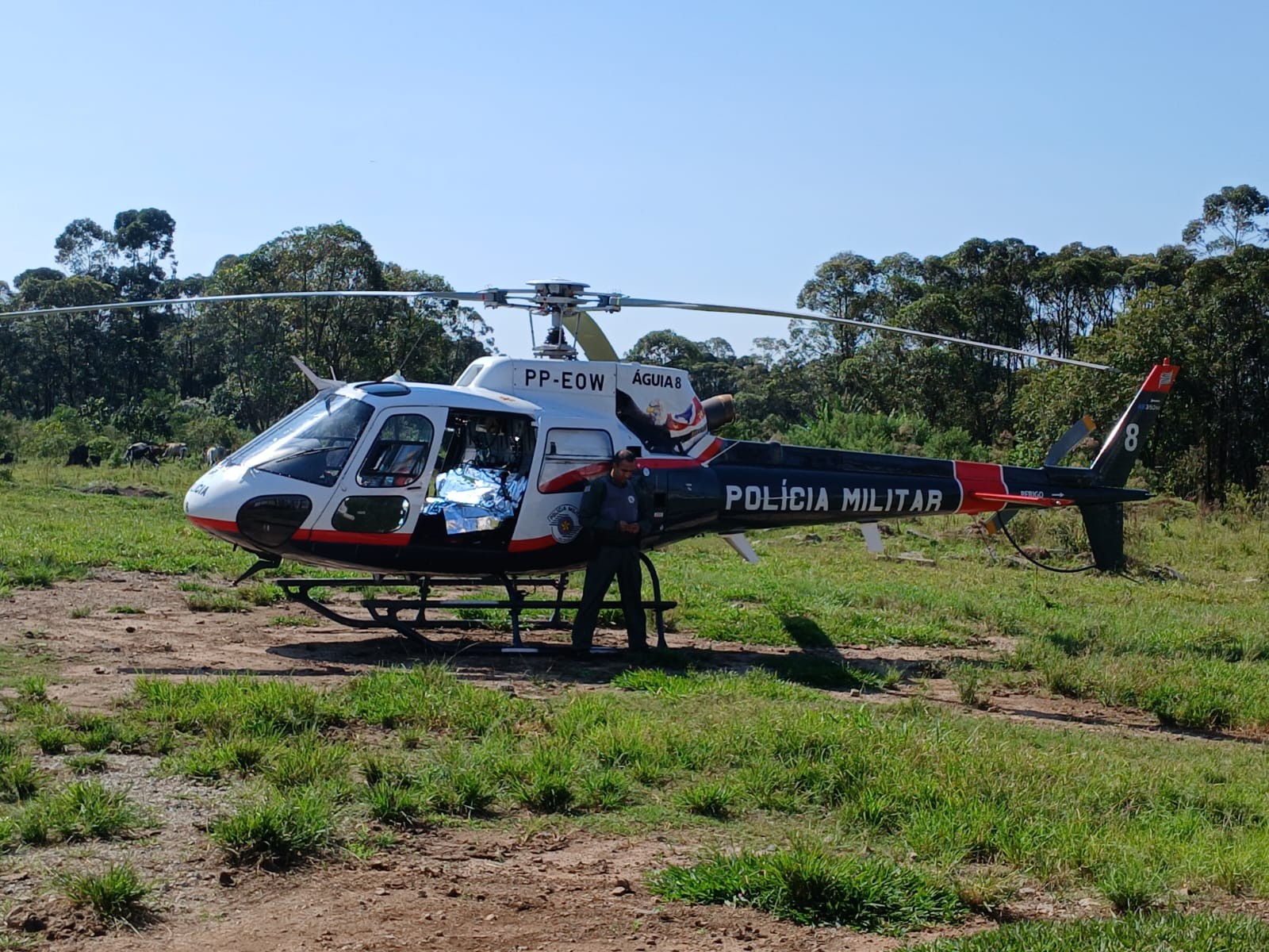 Motociclista bate em caminhonete em Suzano e é levado de helicóptero a hospital de SP