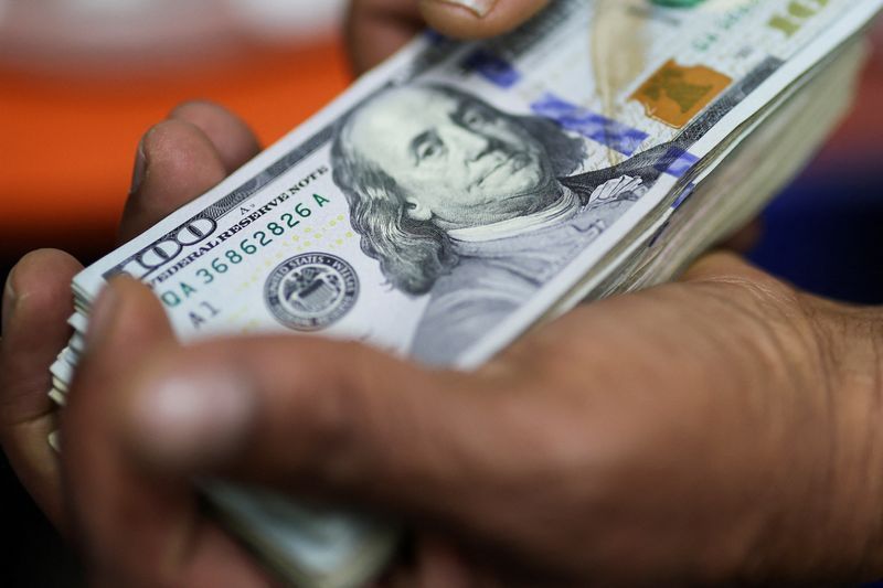 Dólar alto? Veja como converter para real sem perder dinheiro