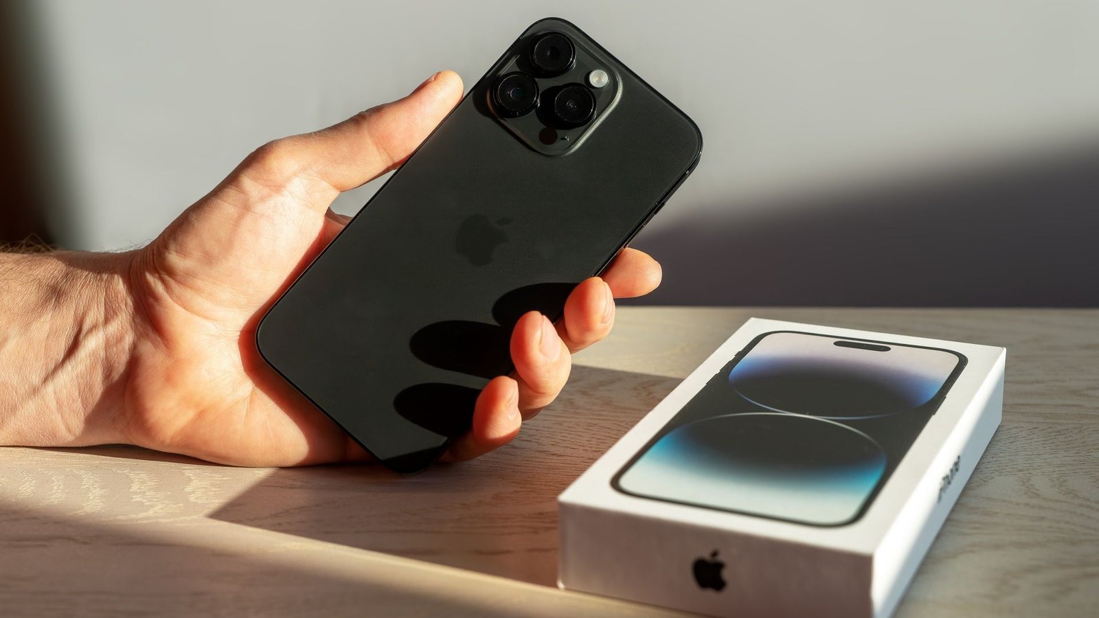 Receita apreende mais de 1.000 iPhones escondidos em ônibus