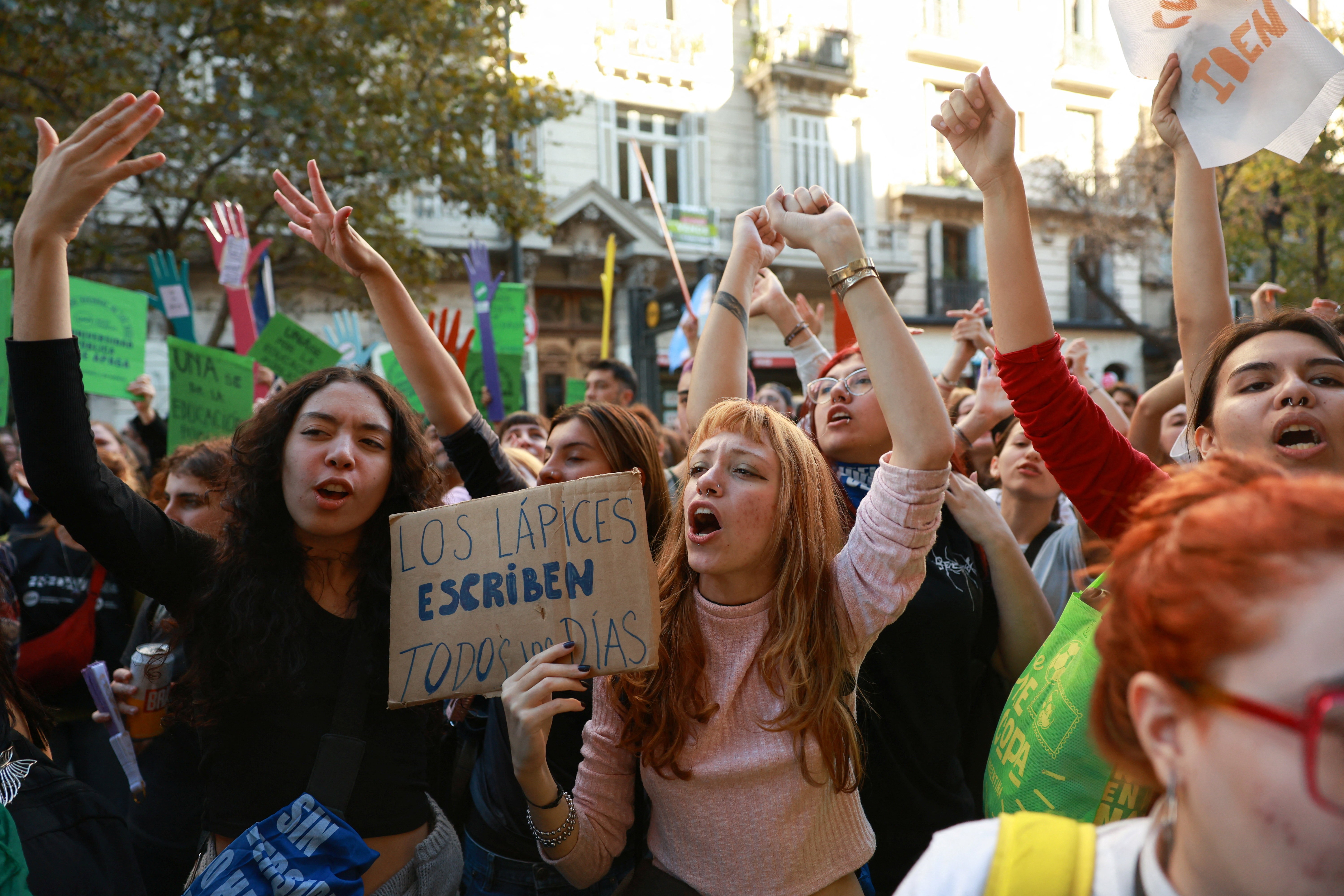 Manifestação de universitários na Argentina denuncia desmantelamento da Educação promovido por Milei