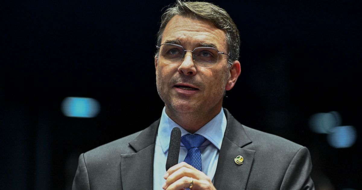 Em 6 horas, Flávio vai de negar a admitir pedido de “patrocínio” a Vorcaro