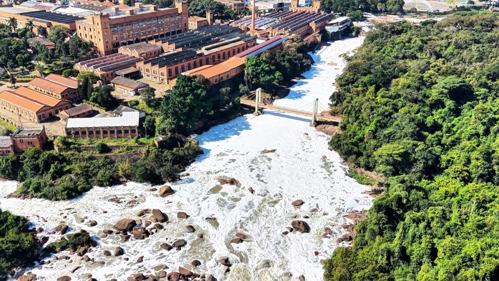 Vídeo: Rio Tietê é coberto por espuma tóxica em Salto, no interior de SP