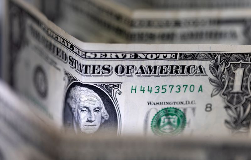 Dólar abre em alta com mercado de olho em cenário político brasileiro