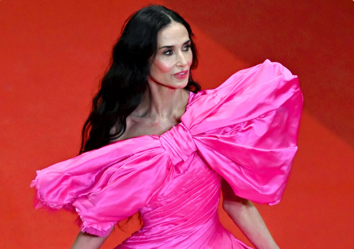 O tapete é dela: Demi Moore domina Cannes 2026 e desperta um debate que não deveria ter fim