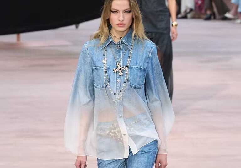Jeans na alta-costura: por que o denim chegou aos lugares mais improváveis da moda