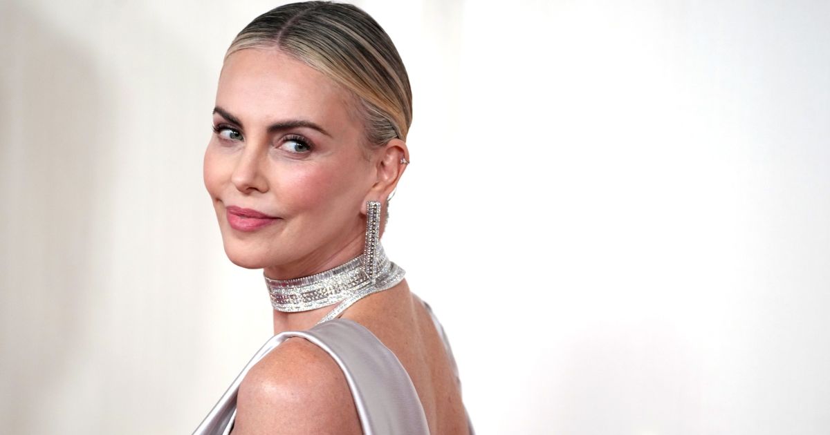 Charlize Theron expõe dificuldade ao viver deusa grega: “Brutal”