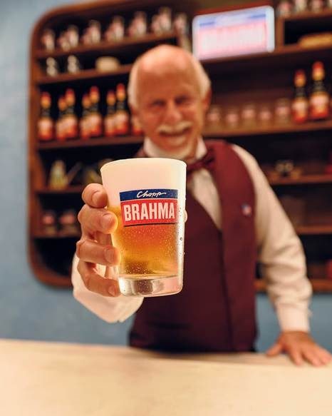 Copa, chope e bandeja cheia