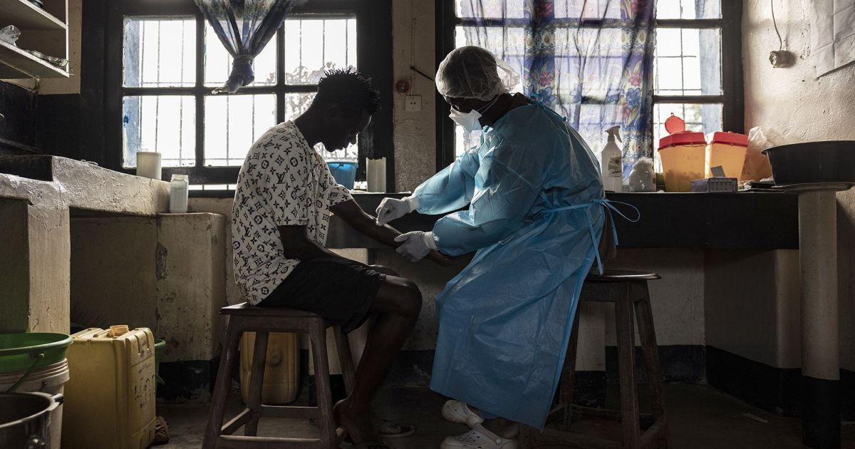 Chefe da OMS irá à RD Congo após casos suspeitos de Ebola passarem de 900