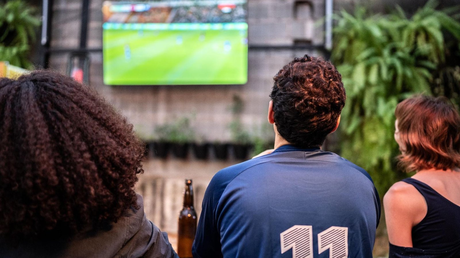 Assistir futebol em casa virou experiência: cresce busca por telas gigantes e mais imersão