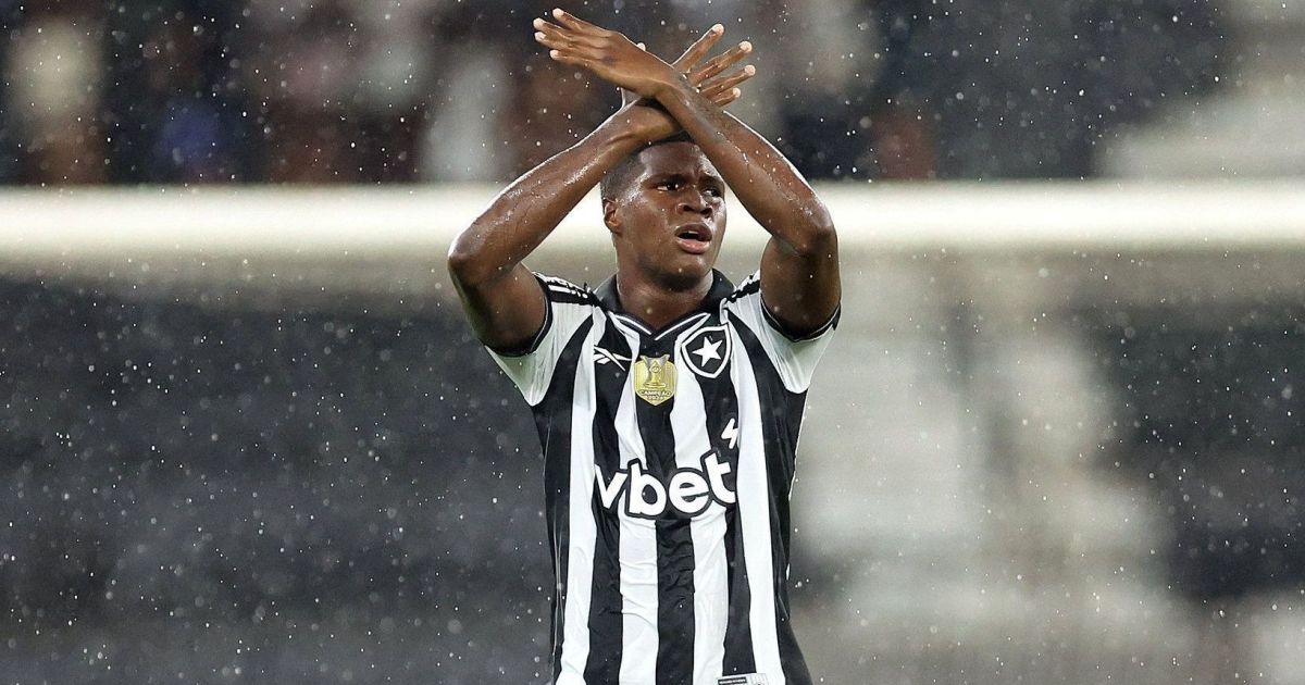 Técnico do Panamá discute em coletiva por ausência de atacante do Botafogo