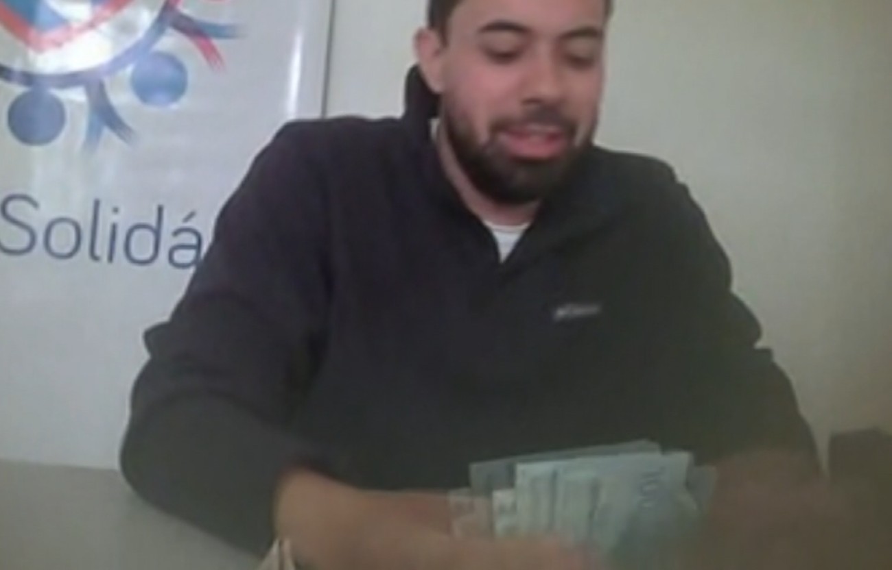 Após vídeo recebendo dinheiro vivo de funcionária, presidente do Conselho de Ética da Câmara de Curitiba suspeito de rachadinha pede para sair do cargo