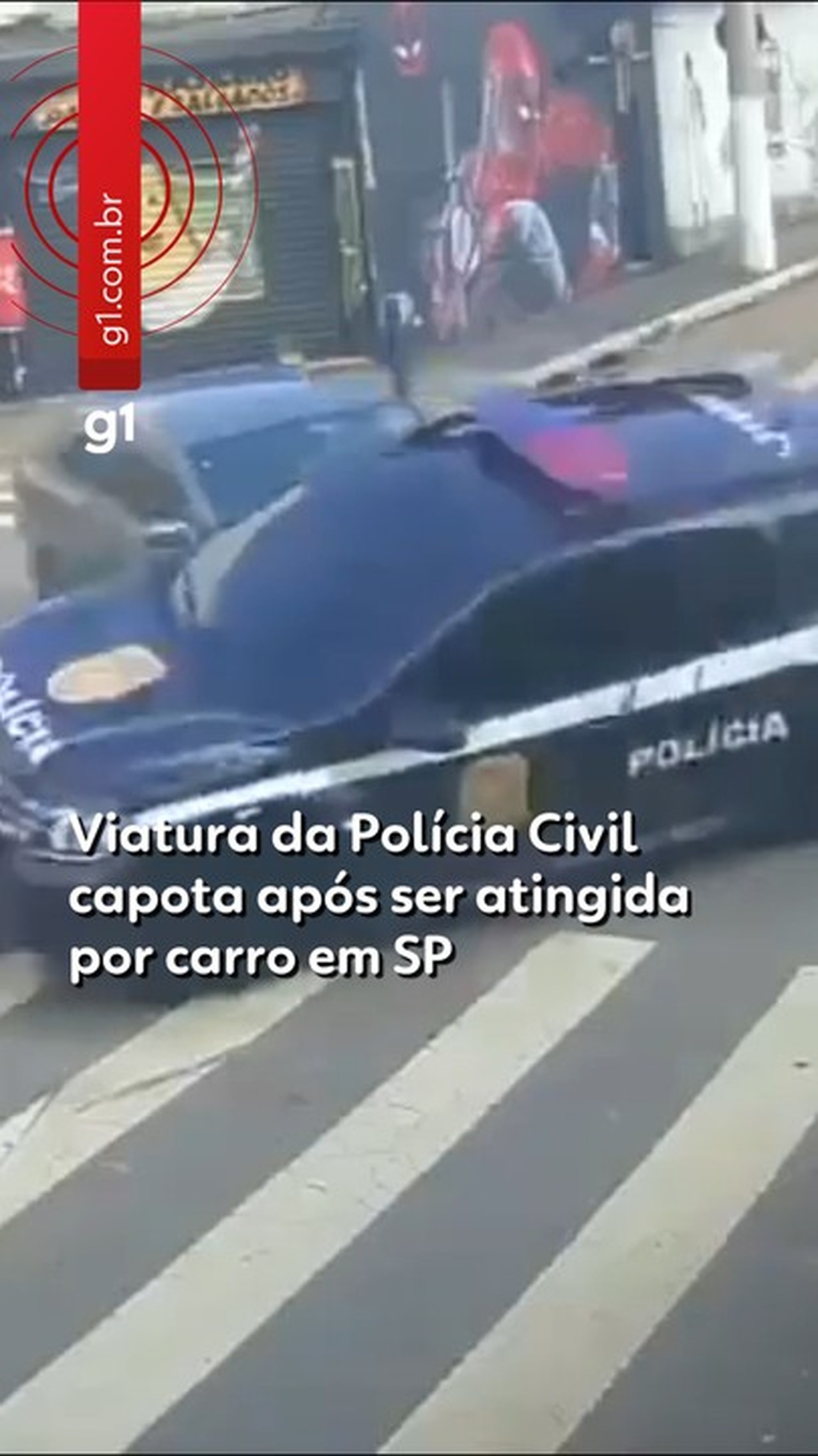 VÍDEO: viatura da Polícia Civil capota após ser atingida por carro em SP