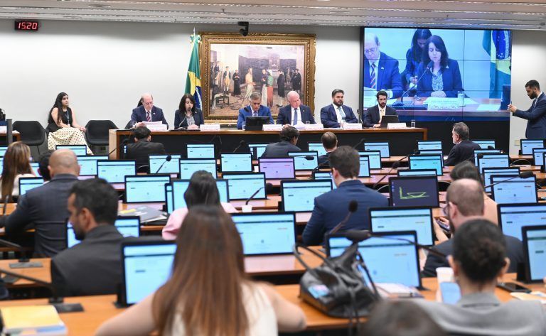 Pedido de vista adia análise de PEC da Maioridade Penal na CCJ da Câmara