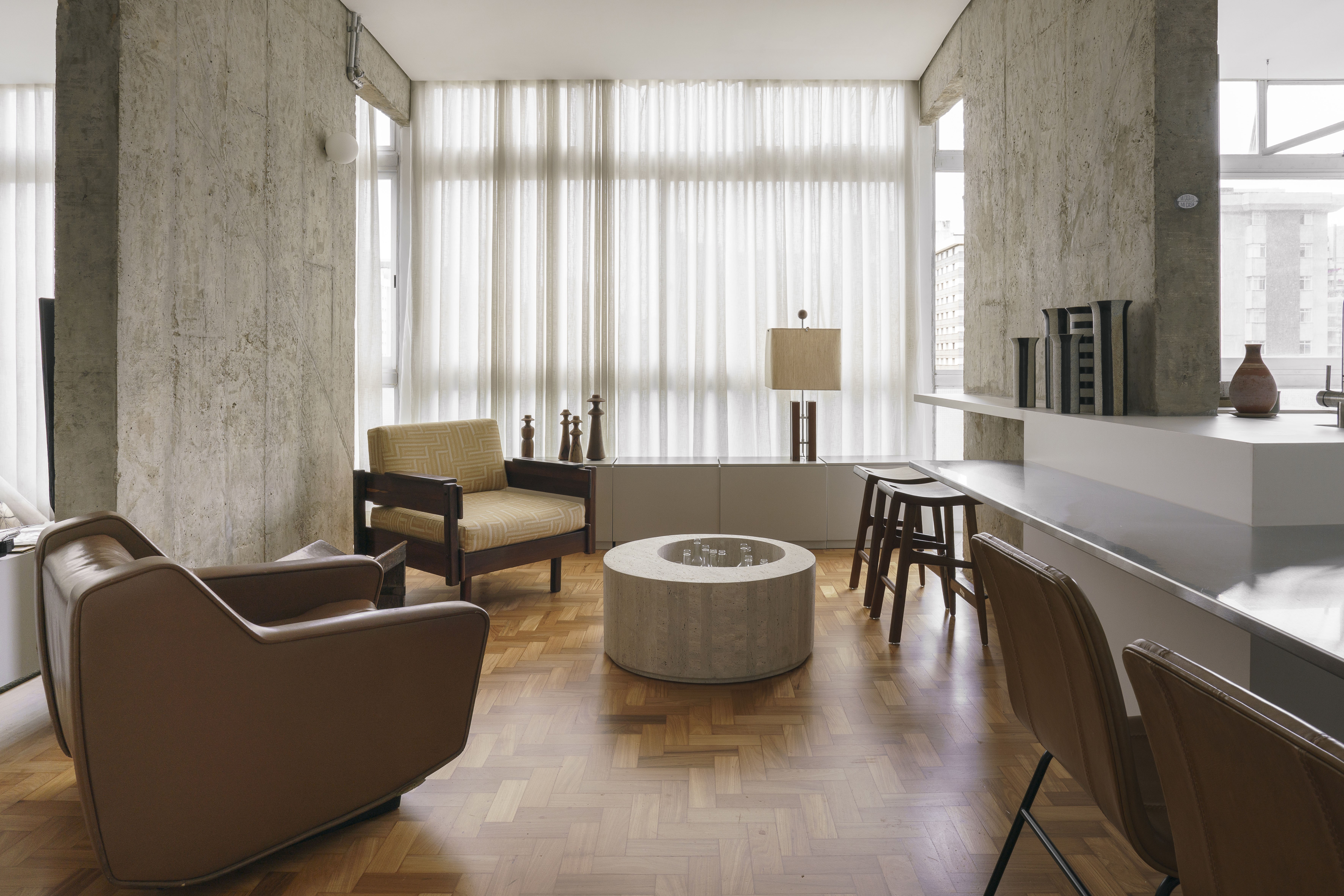 Ícone de Niemeyer em BH, Edifício JK abriga apartamento com leitura contemporânea do modernismo