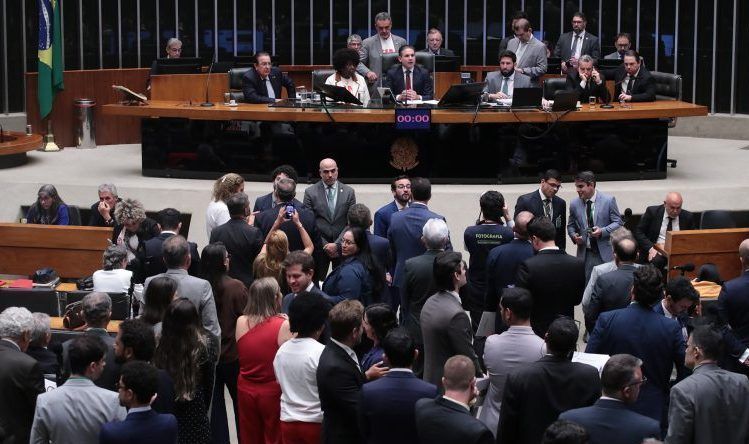 Câmara analisa PEC sobre fim da escala 6×1 em 1º turno; acompanhe