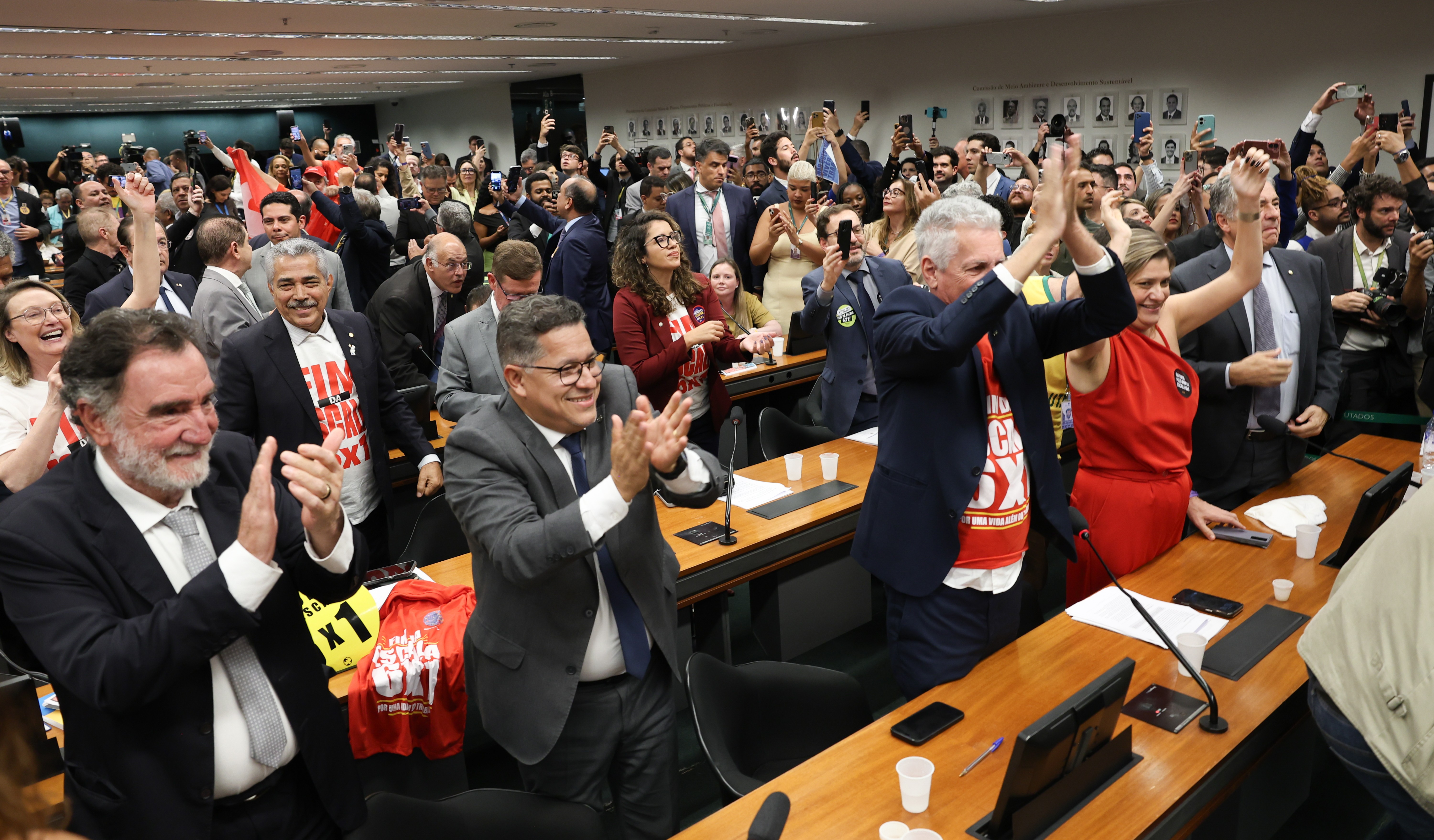 Comissão da Câmara aprova proposta que estabelece o fim da escala 6x1 e texto vai ao plenário