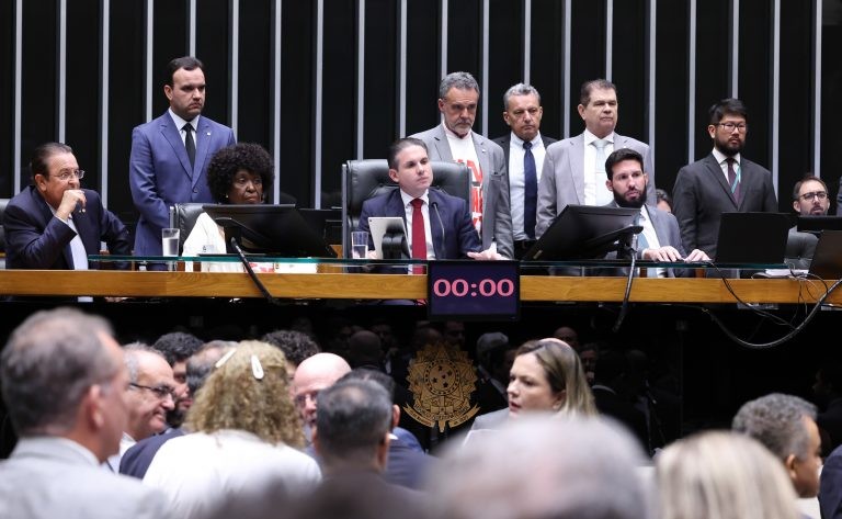 Fim da escala 6x1: aprovação na Câmara divide entidades sindicais e setor produtivo