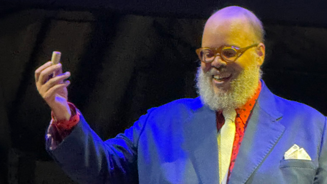 Ed Motta é atingido por rolha durante show: “Perdi a entrada do refrão”
