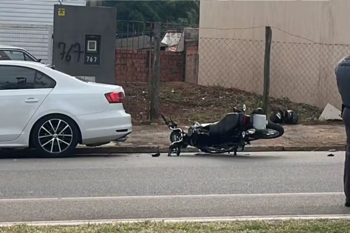Casal em motocicleta bate em carro estacionado e mulher é socorrida em estado grave em Itapetininga