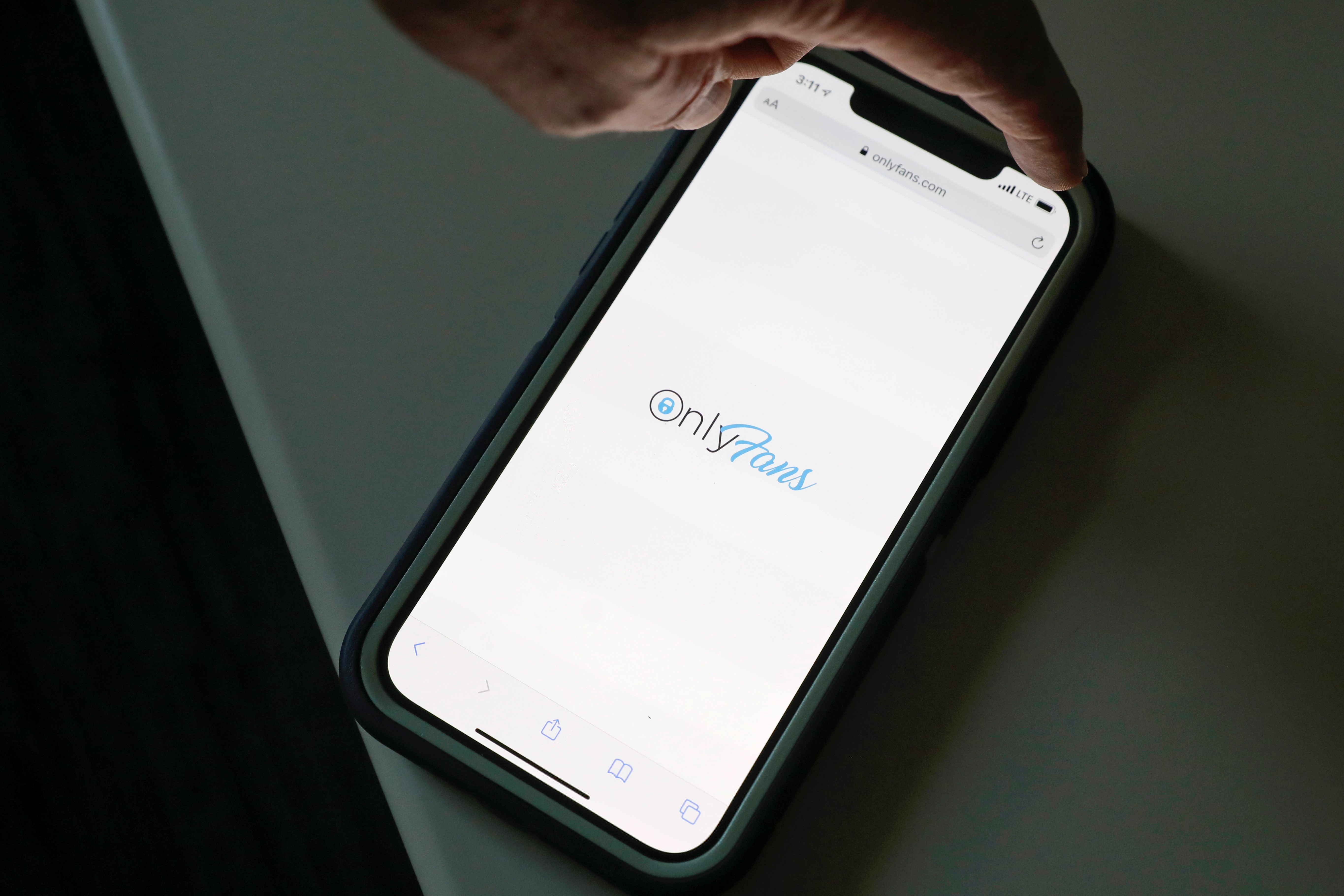 Polícia da República Tcheca acusa quatro pessoas por tráfico humano em caso envolvendo OnlyFans