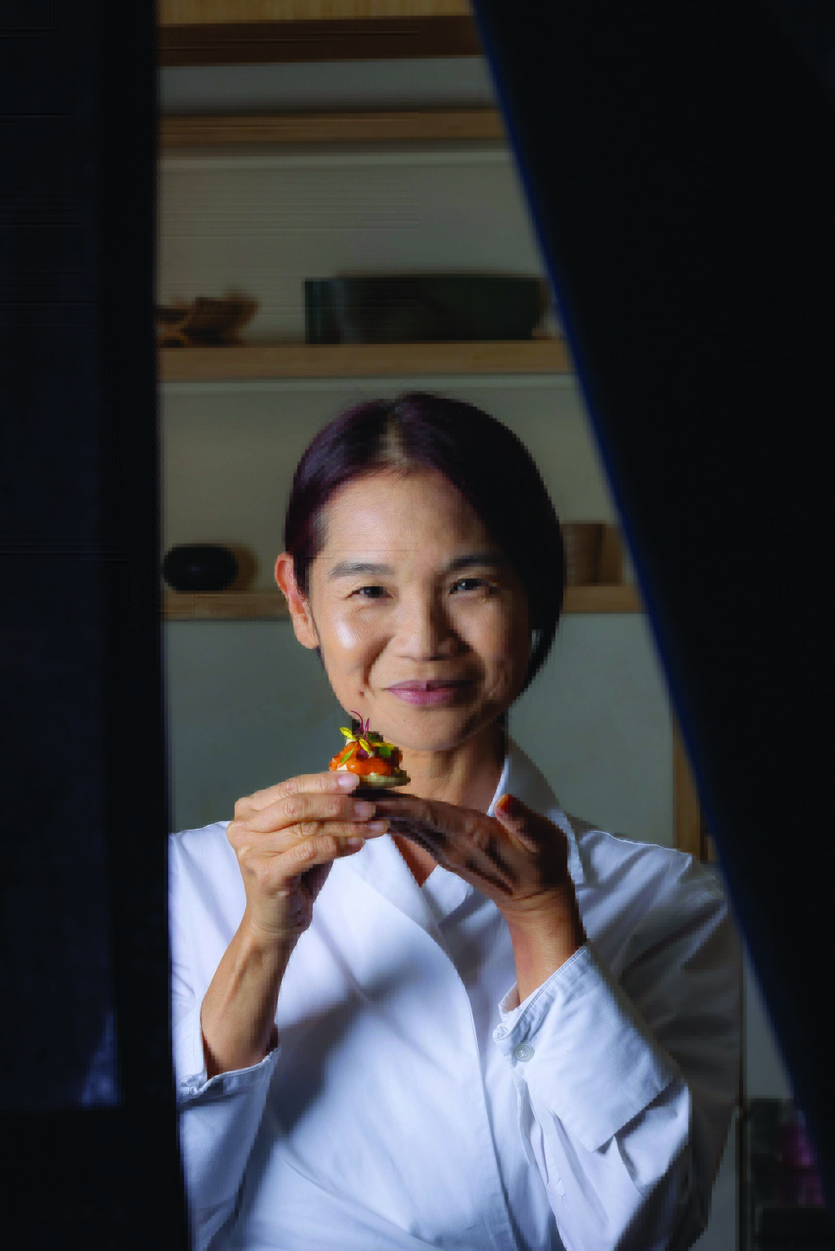 Telma Shimizu incorpora salmão pela primeira vez em sua cozinha
